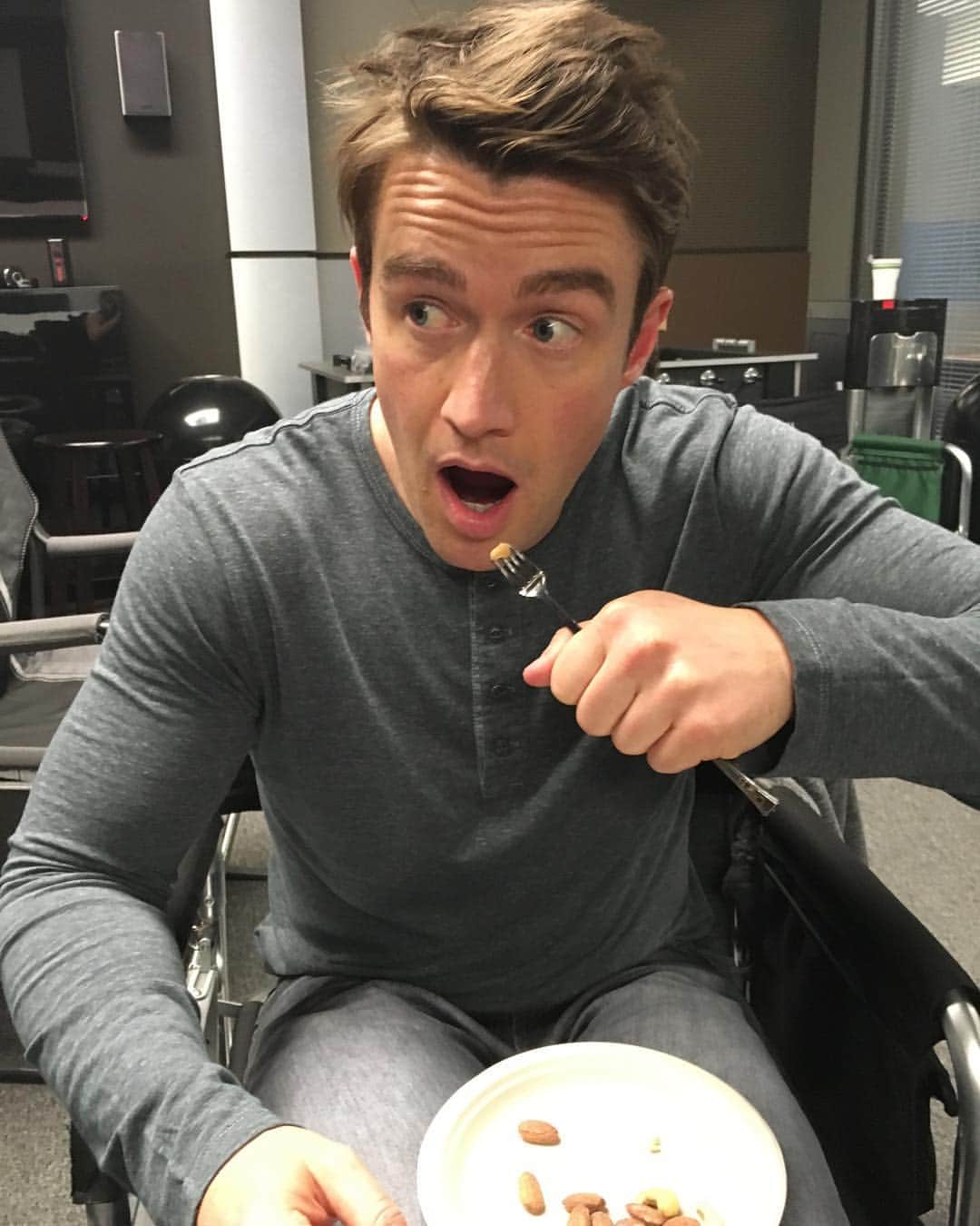 ロバート・バックリーのインスタグラム：「Haters say I have small hands. SAD!」
