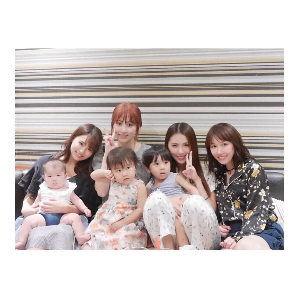 平嶋夏海さんのインスタグラム写真 - (平嶋夏海Instagram)「あやりんこもりんシンディと遊んだよー👶🏼💕 2人の子供も前にあったときはおしゃべりできなかったのに、ありがとう！とかちょーだい！とか伝えられるようになってて成長はやいなーて☺️ そしてあやりんの春に産まれた赤ちゃんは初めましてでした✨ カラオケ中にみんなで踊ってもずーっと寝ててメンタル強め😂 起きてからもよく笑ってくれて癒されました💗 インスタライブ配信したけど、カラオケの選曲がエモかった 🎤青春のフラッグ 🎤骨折ロマンス 🎤少年よ、嘘をつけ 🎤命の使い道 🎤言い訳maybe 🎤ご機嫌ななめなマーメイド 🎤片思いの対角線 🎤キスして損しちゃった 🎤嵐の夜には 🎤アリガトウ 🎤必殺テレポート 🎤十年桜 AKB縛りでまたカラオケしたいなー🤗 #akb48 #teamb #ワロタ #渡り廊下走り隊 #渡り廊下走り隊7」9月20日 22時43分 - natsuminsta528