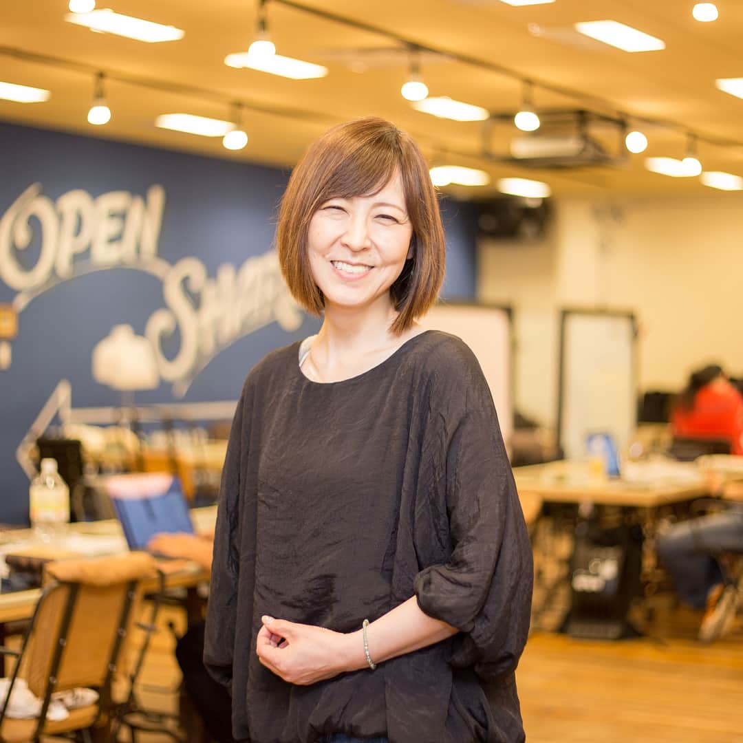 soarさんのインスタグラム写真 - (soarInstagram)「40代で骨肉腫であることが判明。生きるために、右腕を肩甲骨から大きく離断するという決断をしました。 「腕を失くしてから今年で6年目。以前できたことができなくなってしまうと、最初は、焦ってしまうことも多いと思います。でも、焦らなくていいのかなって思うんです。工夫して試行錯誤を繰り返していくことが、自信に繋がっていくこともあると思うから。」 上肢障害者のコミュニティ「NPO法人Mission ARM Japan」代表、倉澤奈津子さんのインタビューはこちらから👉 http://soar-world.com/2017/09/19/natsuko-kurasawa/ ・ ・ 「soar（ソアー）」は、 人の持つ可能性が広がる瞬間を捉え、伝えていくメディアです。 http://soar-world.com/ ・ ・ #soar_world #障害 #障害者 #骨肉腫 #悪性腫瘍 #切断 #癌 #がん #腫瘍 #抗がん剤 #幻肢痛 #上肢障害 #MissionARMJapan #下肢障害 #義手 #義足 #筋電義手 #ネイル #文化服装学院 #療育 #福祉 #義肢装具士 #身体障害 #上肢装具 #下肢装具  #車椅子 #特別支援学校 #肢体不自由 #パラリンピック」9月20日 18時32分 - soar_world