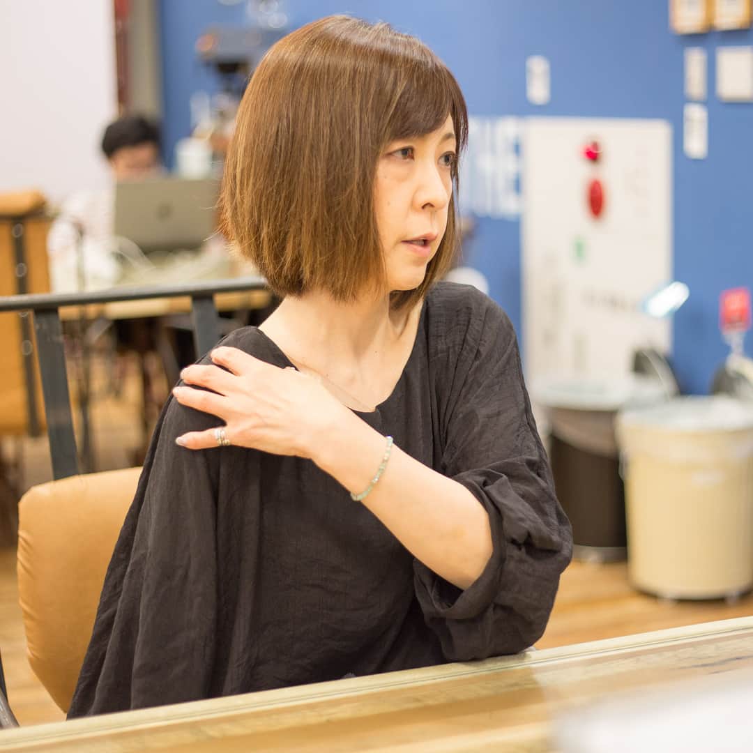 soarさんのインスタグラム写真 - (soarInstagram)「40代で骨肉腫であることが判明。生きるために、右腕を肩甲骨から大きく離断するという決断をしました。 「腕を失くしてから今年で6年目。以前できたことができなくなってしまうと、最初は、焦ってしまうことも多いと思います。でも、焦らなくていいのかなって思うんです。工夫して試行錯誤を繰り返していくことが、自信に繋がっていくこともあると思うから。」 上肢障害者のコミュニティ「NPO法人Mission ARM Japan」代表、倉澤奈津子さんのインタビューはこちらから👉 http://soar-world.com/2017/09/19/natsuko-kurasawa/ ・ ・ 「soar（ソアー）」は、 人の持つ可能性が広がる瞬間を捉え、伝えていくメディアです。 http://soar-world.com/ ・ ・ #soar_world #障害 #障害者 #骨肉腫 #悪性腫瘍 #切断 #癌 #がん #腫瘍 #抗がん剤 #幻肢痛 #上肢障害 #MissionARMJapan #下肢障害 #義手 #義足 #筋電義手 #ネイル #文化服装学院 #療育 #福祉 #義肢装具士 #身体障害 #上肢装具 #下肢装具  #車椅子 #特別支援学校 #肢体不自由 #パラリンピック」9月20日 18時32分 - soar_world