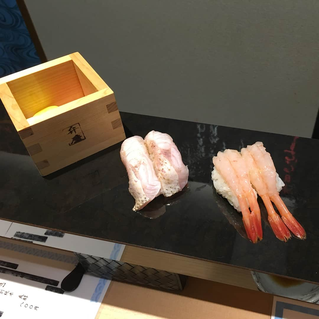 富山貴光のインスタグラム：「魚くん美味しかったー！ 最近はほとんどこの人と一緒に過ごしてるなー！小川さん？おが？よしずみさん？カルピスさん？ズミさん？ヨッシー？まあなんでもいいや！  #小川佳純 #弁慶 #カルピス #アルビレックス新潟」