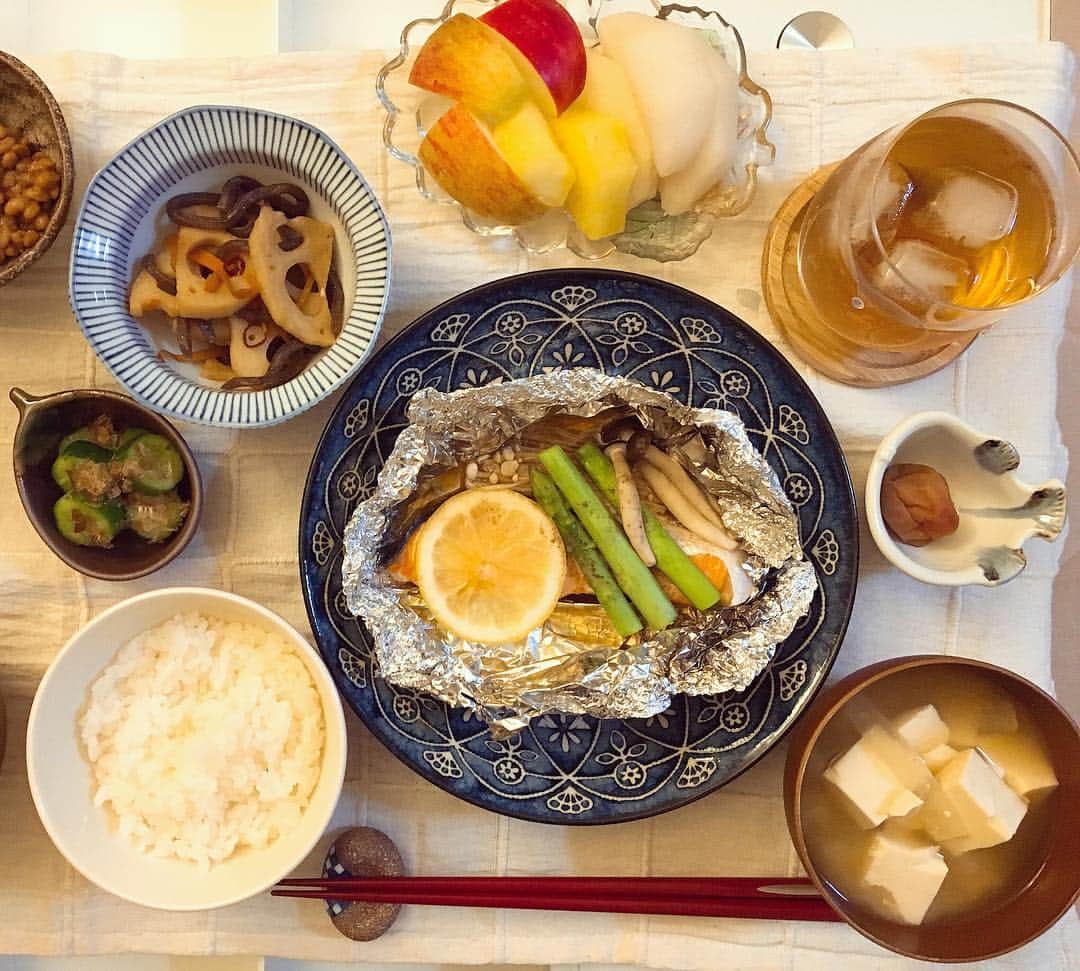 江口輝のインスタグラム：「#夜ごはん #嫁ごはん #鮭のホイル焼き #れんこんのきんぴら  #うまみ」