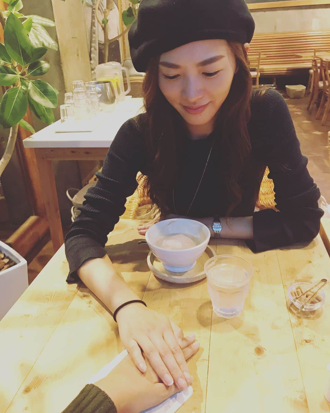 澤田南のインスタグラム：「. 痛がってたら てあて してくれた🤚💓 だいすきな人の手って なんでこんなにあったかくてやさしいのかな。神経障害でぴくぴくしてた小指が落ち着きました。 四六時中、リハビリと神経痛の痛みと、思うように動かない悔しさで涙が出る想いですが、支えて応援してくれる人へのありがたい気持ちを胸に刻みながら、これを乗り越えたらまた強くなれると信じて頑張らねば💫 今週末のボートレースからテレビのお仕事も復帰します👀❣️ . #てあて #手当て #懐かしの #下北沢 #小田急線 #ユーザーでした #sundaybrunch  #サンデーブランチ #cafe #カフェ #成城生 #リハビリ日記 #骨活」