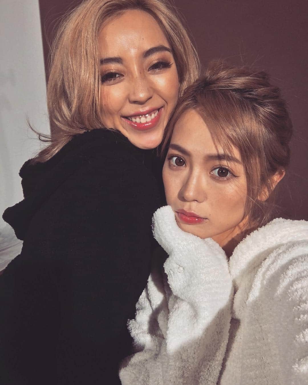 細井宏美のインスタグラム：「大好きなあやと撮影一緒だと落ち着く❤️ #love#relax#resexxy#shooting#aw#web」