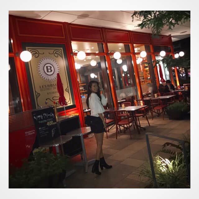 吉田愛璃のインスタグラム：「いとこが仕事で東京来てたので 家族でdinner👨‍👩‍👧‍👧🍽💓 ドラマにも出ててずっと気になってたお店、レ ロジェ ビストロ ド ロアへ。長っ。笑  リーズナブルなのにボリュームあって美味しかった❤︎ #family  #レロジェビストロドロア」