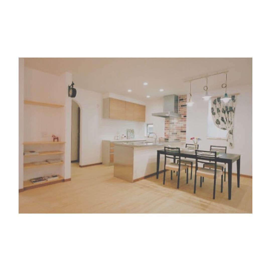 ハグハウス小山のインスタグラム：「かわいいお家造ってます。 木をふんだんに使用したお家♪空気がきれいに感じます。 . また、木の種類にもよりますが、使用しているパインフローリングは柔らかいので膝への負担も少なくてすみます。 . なにかと体に優しい自然素材はオススメです♪ . . . @sekai.no.origami  趣味で折り紙折ってます。のぞいてみて下さい♪ . #japan #tochigi #happy #house #home #myhome #interior #design #cute #cafe #fashion #栃木 #ハグハウス小山 #ハグハウス #自然素材 #木の家 #マイホーム #デザイン #かわいい #栃木 #宇都宮 #小山 #ナチュラルモダン #塗り壁 #カフェ #親バカ部」
