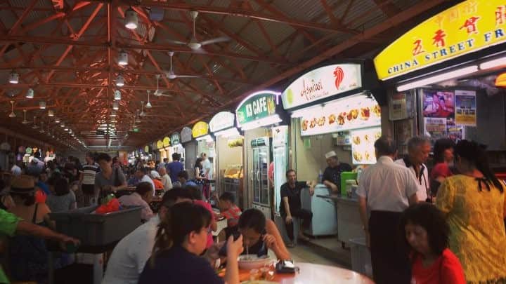 金子実加のインスタグラム：「1番有名な政府が管理してる屋台村。 天天海南鶏飯（Tian Tian Hainanese Chicken Rice） チキンライスが1番有名✨✨ @visit_singapore . . #屋台 #singer #가수 #kanekomika #金子実加 #MIKA #japanese #travel  #노래 #天天海南鶏飯 #チキンライス #셀카질 #life #신사동 #강남 #좋아요 #シンガポール #love #車 #御飯 #旅行 #b級グルメ #singapore #フォロー #中国」