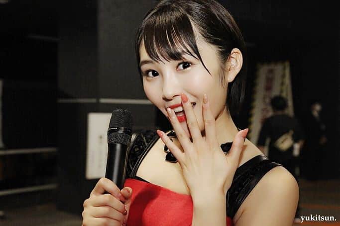 川上礼奈のインスタグラム：「. 恋愛被害届け❤️🖤 曲も衣装も大好きです！ #NMB48ARENATOUR2017 #恋愛被害届け #ゆきつんカメラ #スライドしてね ♡」