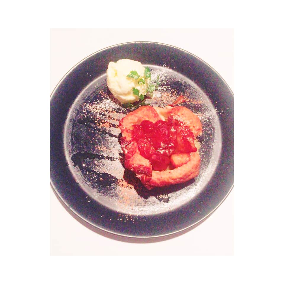 徳永千奈美さんのインスタグラム写真 - (徳永千奈美Instagram)「Love apple pie 🍎♩ 昨日食べたアップルパイがものすご美味しかったの🤤💗 #なっさん  @miyaaa0825 とデート #夜カフェ #teatime #アップルパイ #たまらなく美味しい #幸せ」9月21日 15時40分 - chinami.tokunaga
