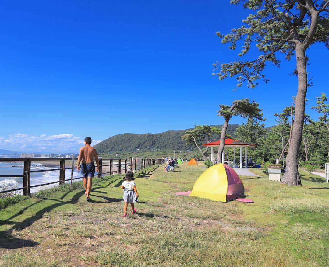 葉山町さんのインスタグラム写真 - (葉山町Instagram)「- あれ？また夏来てない？  #葉山歩き #葉山 #hayama #葉山公園 #下山口 #海 #公園 #青空 #空 #きれいなグラデーション #夏 終わっていませんでした #今日も気温30度近くあったよ #日焼け対策 まだまだ大切 #夏服 しまうのまだ待って！ #今日もおつかれさまでした」9月21日 18時02分 - hayama_official