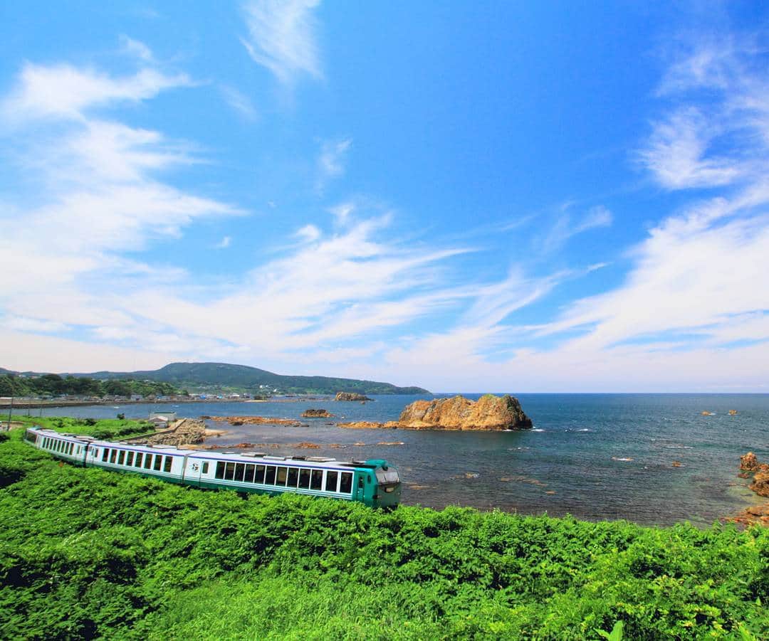 楽天トラベル さんのインスタグラム写真 - (楽天トラベル Instagram)「旅行好きが選んだ人気の#ローカル列車 第1位！青森～秋田県の日本海の海岸沿いすれすれを走る#五能線 は全国で人気の高いローカル列車。観光列車「#リゾートしらかみ 」では、津軽弁の語りべや三味線生演奏も楽しめます。  #楽天トラベル #旅に出よう #旅 #travel #trip #travelgram #日本 #japan #일본 #instagramjapan #IG_JAPAN #ローカル線 #鉄道風景 #鉄道写真 #東北」9月21日 18時00分 - rakutentravel