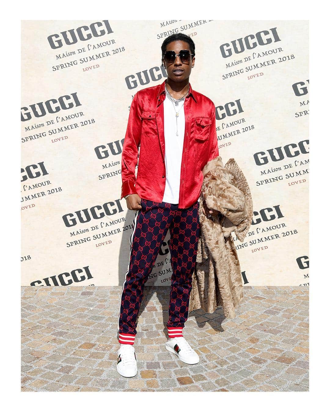 グッチさんのインスタグラム写真 - (グッチInstagram)「To the #GucciSS18 fashion show, @asaprocky wore a #GucciCruise18 plush coat with silk shirt, GG jacquard knit pants, GG socks and #GucciAce sneakers. #AlessandroMichele #mfw」9月21日 18時44分 - gucci