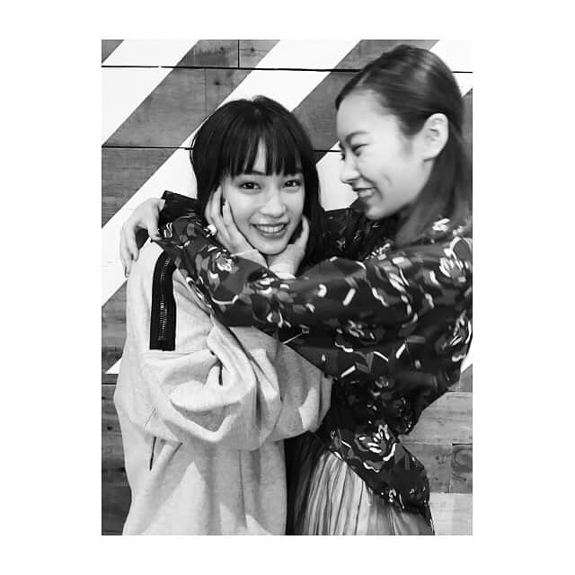 広瀬すずさんのインスタグラム写真 - (広瀬すずInstagram)「大好きなひと 密かにとっても仲良くさせてもらってるひと もう最高に最高におもしろいひと トーンが似ていてとても気持ちのいいひと LINELIVE遊びに来てくれました〜ありがとう〜 ドラマの撮影頑張ってね〜ふぅ、笑った笑った  そのあと、もねねんにも偶然スタジオで会えて、ほんと、しばらく、どんなものでも、何でも頑張れるなぁって思った今日の仕事終わりの帰り道です」9月21日 19時54分 - suzu.hirose.official