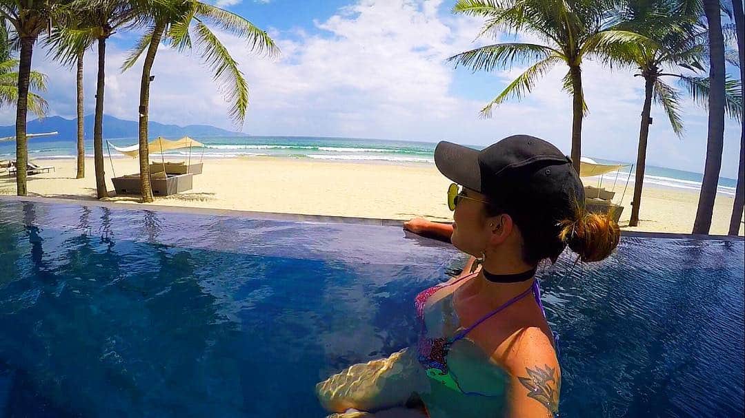 出浦寛子（HIROKO）のインスタグラム：「いろいろ青いな！ . . . #🇻🇳 #Vietnam #DaNang #fusionmaia  #fusionmaiadanang  #cjhiroko #cjd_hiroko #detsuko #deurahiroko #出浦寛子 . . .」