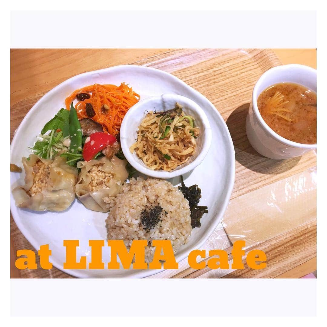 ソニン クッキングさんのインスタグラム写真 - (ソニン クッキングInstagram)「. 【食べインスタ】 "LIMA Cafe" in Tokyo リマカフェ 💛デリプレート ￥900💛 (この日は、豆腐シュウマイ、キャロットラペ、切干大根の中華風。玄米、サラダ、御味噌汁。) ここを忘れてはいけない。近くに来たので寄って久しぶりにイートイン。いやぁ、やっぱり最高ですね、食材が丁寧に可愛がられて出来上がったのが一口一口ごとに伝わってくる。マクロビは相変わらず食べる事の喜びと感謝の気持ちで心いっぱいにさせてくれる。リマさん、偉大です、さすが。Raw(非加熱)もいいですが、手をかけまくったマクロビもいいですね☺️ #LIMAcafe #MostPopular #MacrobioticCafe  #VeganPlaceInJapan #SonimVeganSelection #VeganBlog #VeganInstagram #VeganInTokyo #ベジタリアン対応店 #ヴィーガン店紹介 #ソニンヴィーガンセレクト  #リマカフェ#マクロビカフェ」9月21日 22時33分 - sonim_ckbk