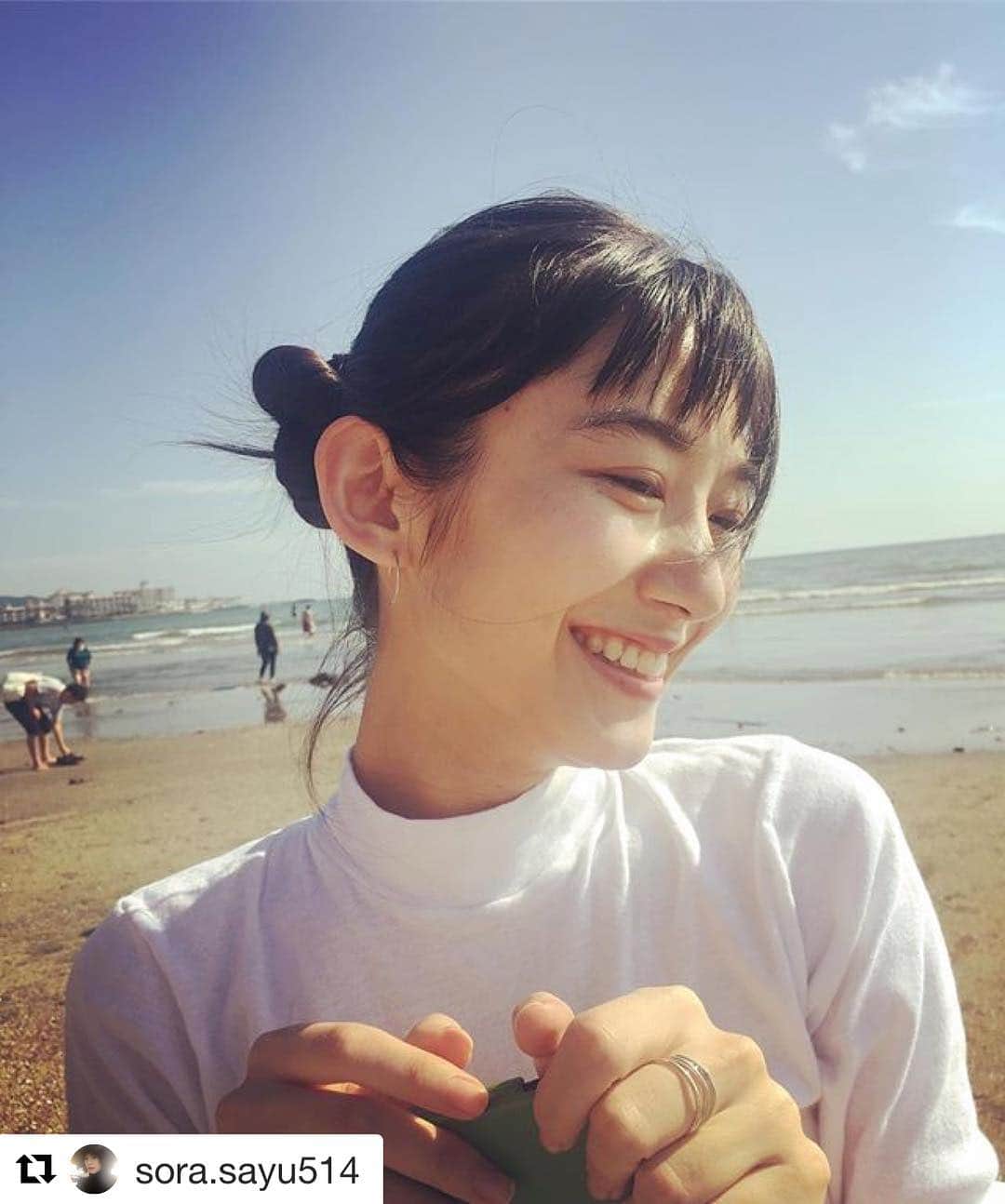 中田絢千のインスタグラム：「🌊。✴︎ #Repost @sora.sayu514 (@get_repost) ・・・ スマイルに癒される☺️ 秋の海 ⛱ #中田絢千#ayakanakata#beauty#actress#japan#smile#happy#fashion#bluesky#makeup#skincare」