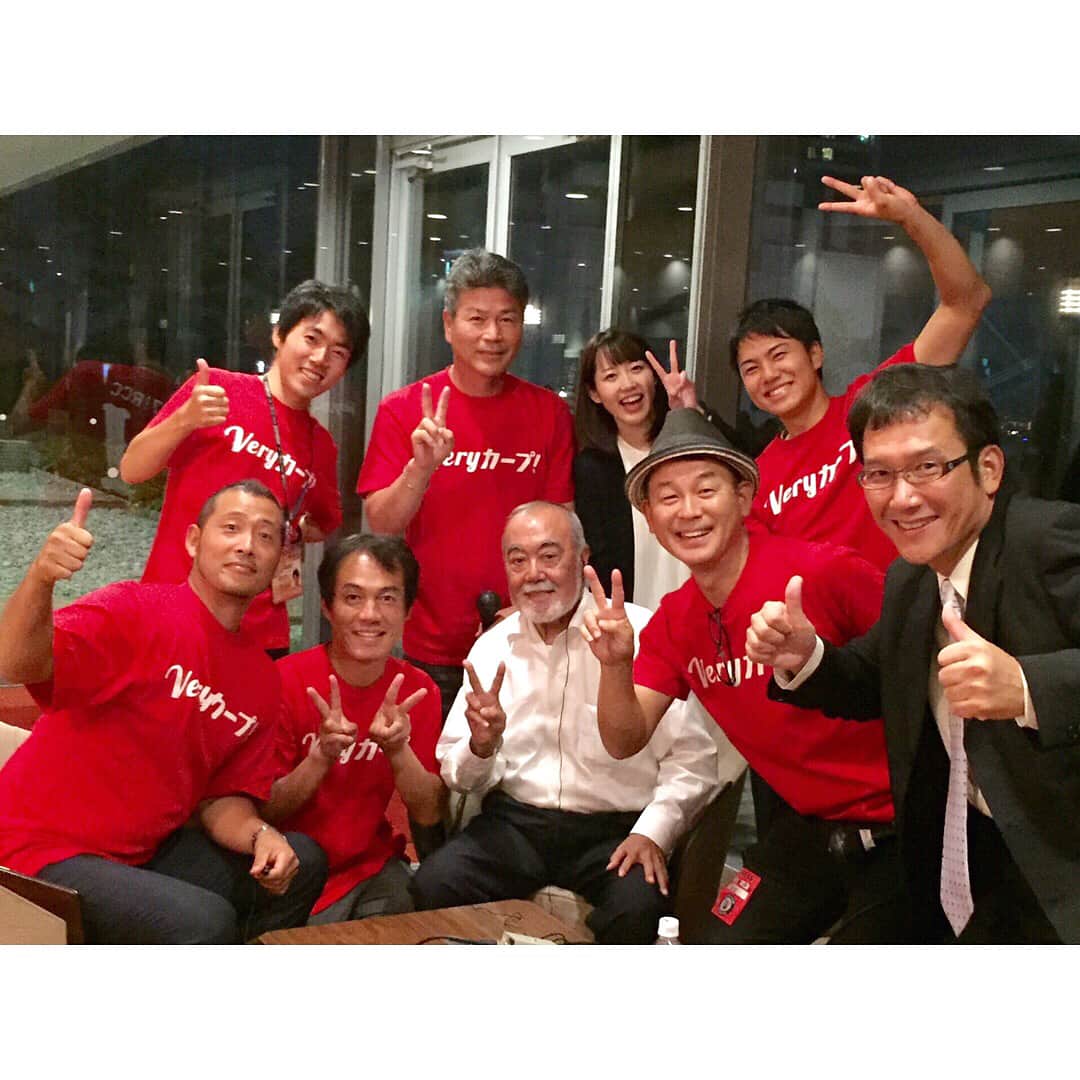 河村綾奈のインスタグラム：「少し遅くなりましたが、１８日に先輩たちや解説者の皆さんとご一緒した写真を更新させていただきます！ 因みに帰りの新幹線では、一柳アナに炭酸＆お菓子を買ってもらって、ぷちっと祝杯をあげました🙋💕 個人的にはもう少し余韻に浸りたいです…☻ カープにパワーをもらったので、 やりたかったこと、やってみよ！ #リーグ連覇 #おめでとうございます #ありがとうございます 次は日本一に向けて、ですね！」