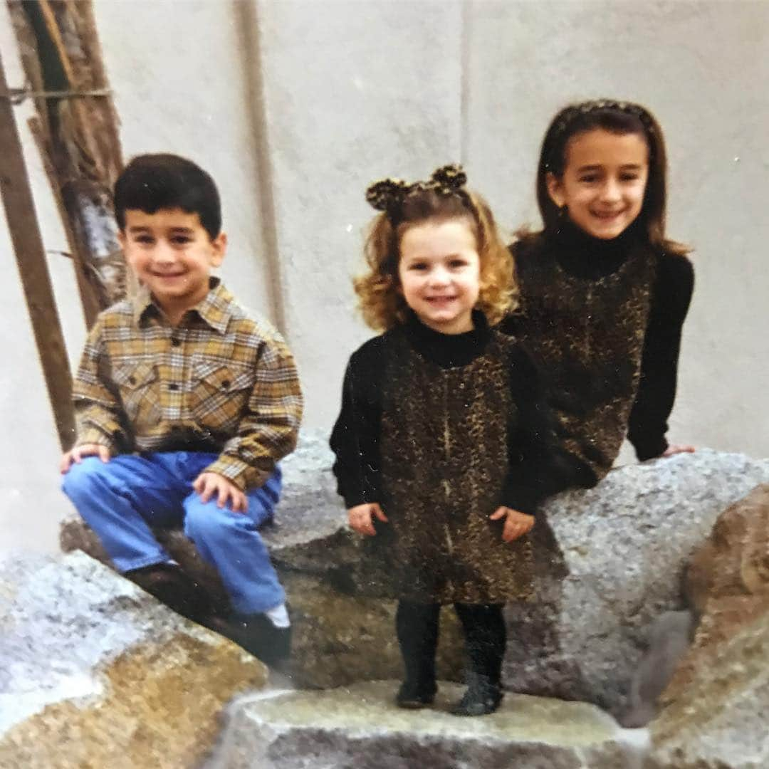 マデリーン・アーロンのインスタグラム：「In honor of the Jewish New Year, here’s a #tbt of my siblings and I! Shana Tova to anyone who celebrates! #roshhashanah #lovemyfamily❤️ שנה טובה」