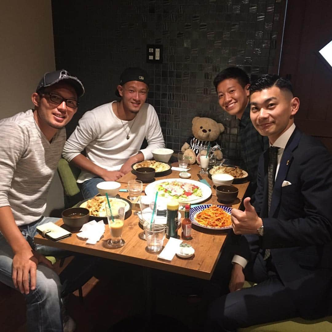 藤嶋栄介さんのインスタグラム写真 - (藤嶋栄介Instagram)「今日は純土が会いに来てくれたので、飯ちゃんと、元貴と純土の4人で喫茶山雅に行きました！  短い時間でしたが楽しい時間を過ごせました！  純土来てくれてありがとう(o^^o)  #喫茶山雅 #松下純土 #飯田真輝 #ベジータ #宮地元貴 #進撃の巨人」9月22日 21時26分 - e.fujishima_official