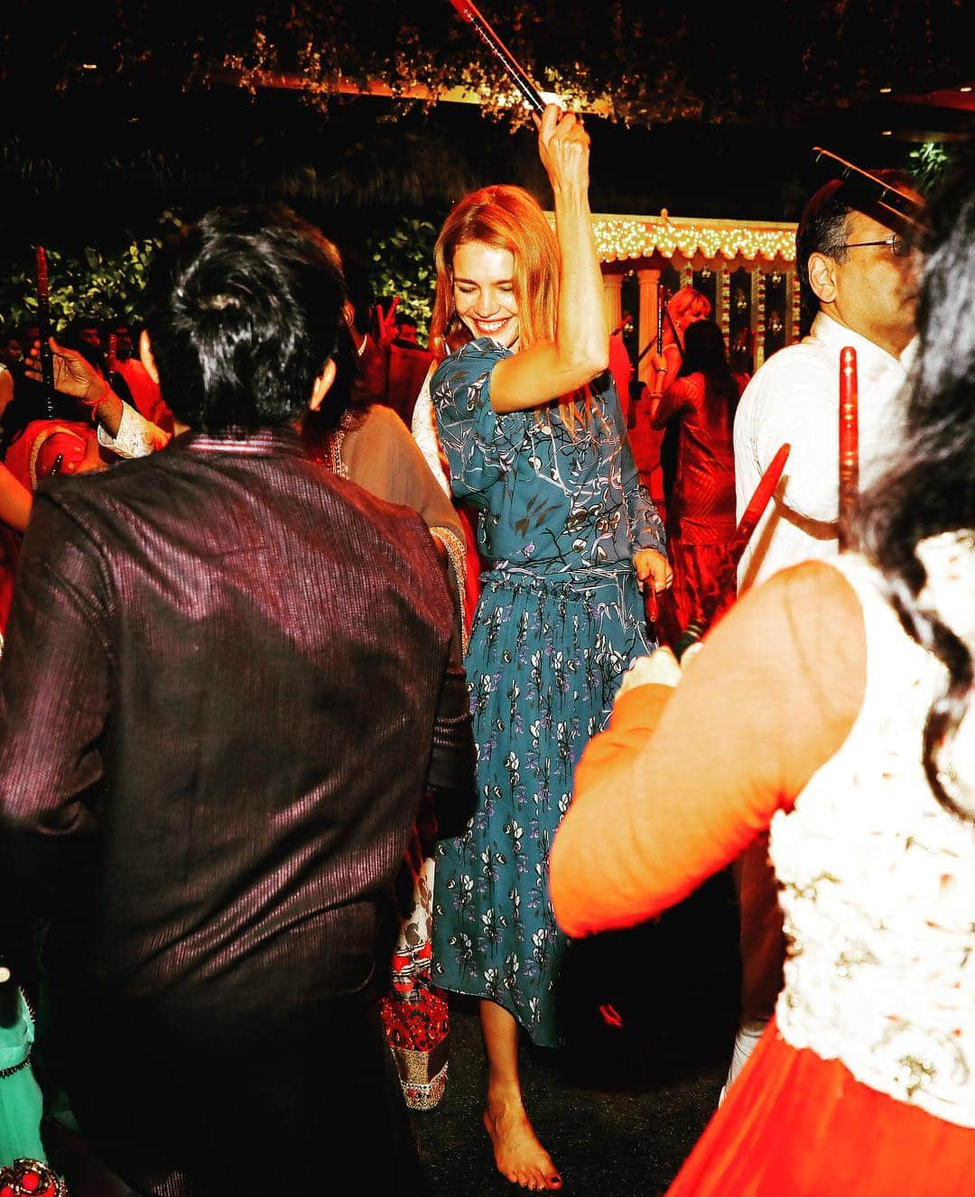 ナタリア・ヴォディアノヴァさんのインスタグラム写真 - (ナタリア・ヴォディアノヴァInstagram)「Navratri Festival dances reminded me Russian traditional ring dance. Had the time of my life and never wanted this evening to end. So lucky that my trip was during this beautiful celebration in India 💃💓#aboutlastnight #Navratri #Mumbai 🇷🇺 Танцы во время фестиваля Навратри напомнили мне наш родной Хоровод. Я и не помню, когда ещё так танцевала! 😅Мне невероятно повезло, что поездка в Индию совпала с этим прекрасным праздником. 👳🏽‍♀️#Навратри #Мумбай」9月22日 13時13分 - natasupernova