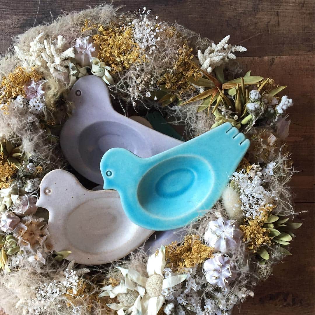 のインスタグラム：「【菜花(なばな)】 大人気のトリ豆皿が再入荷致しました！愛らしいフォルムと美しい色合いが食卓を楽しくしてくれます。菜花定食でも煮卵をのせて使用しています♩是非、ご覧になってくださいね。  ㅤㅤㅤㅤㅤㅤㅤㅤㅤㅤㅤㅤㅤ ※こちらの商品はお一人様、お一つまでとさせていただきます。また、お取り置きはできかねますのでご了承ください。  2017.09.22 #手紙社 #手紙舎 #菜花 #菜花定食 #器 #豆皿 #トリ豆皿 #錆枝」