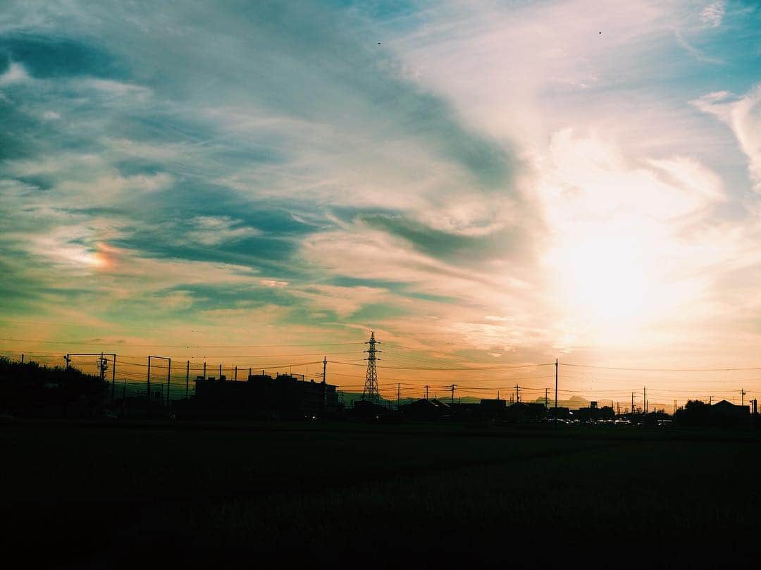 木村拓也さんのインスタグラム写真 - (木村拓也Instagram)「昨日の空は珍しい「彩雲」が現れました！左に虹色の雲が見えますか？  #彩雲 #天気 #上を向いて歩こう #綺麗な夕焼け #木村拓也 #人力車」9月22日 14時27分 - takuya.kimura0801