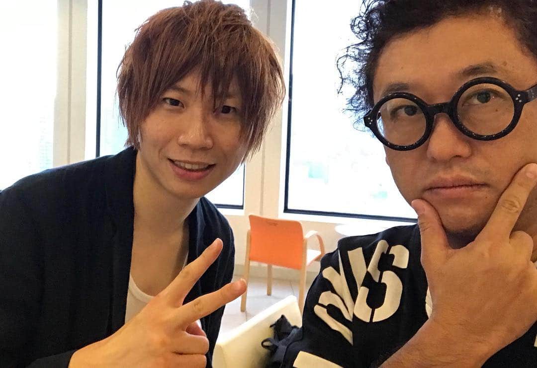 秋山具義さんのインスタグラム写真 - (秋山具義Instagram)「J-WAVE で、SHOWROOMの前田裕二社長にバッタリ！ よくいろんなどころでバッタリします。」9月22日 15時01分 - gugitter