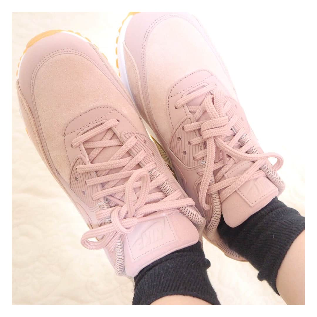 宮島るりかさんのインスタグラム写真 - (宮島るりかInstagram)「NEW Sneaker♥ * これからの時期にぴったりなAIR MAXゲットだ～((( ⊂( ˙꒳​˙ )⊃ ))) かわいい～！ * #Sneaker #NIKE #airmax #airmax90 #airmax90se #pink #instagood」9月22日 15時34分 - musubizm_rurika