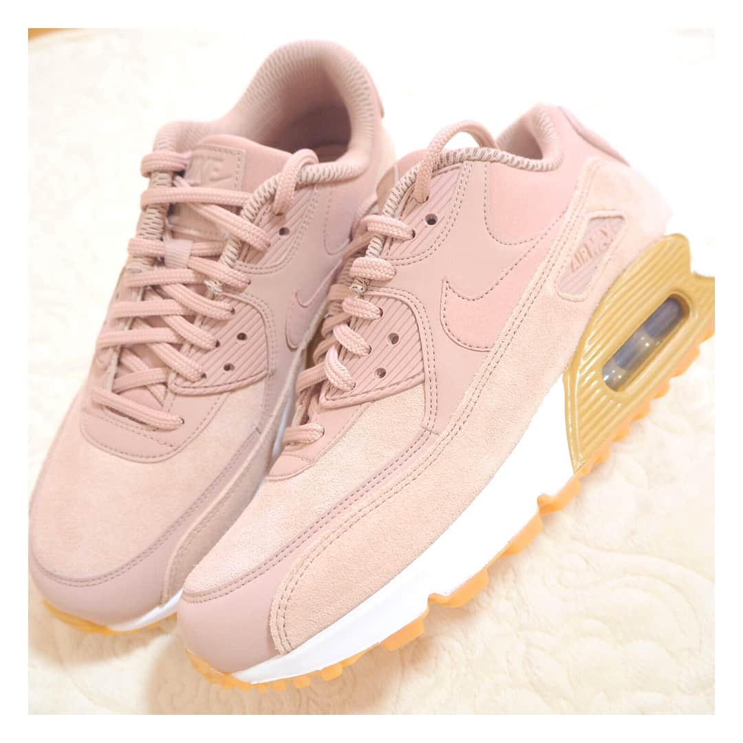 宮島るりかさんのインスタグラム写真 - (宮島るりかInstagram)「NEW Sneaker♥ * これからの時期にぴったりなAIR MAXゲットだ～((( ⊂( ˙꒳​˙ )⊃ ))) かわいい～！ * #Sneaker #NIKE #airmax #airmax90 #airmax90se #pink #instagood」9月22日 15時34分 - musubizm_rurika