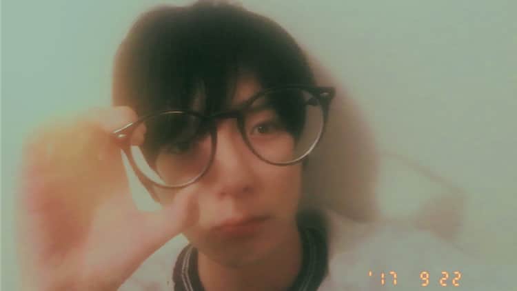 犬飼貴丈さんのインスタグラム写真 - (犬飼貴丈Instagram)「新しい眼鏡を買いました。  レンズ越しに見る景色が色鮮やか。 #視界良好#マジ文明の利器#人の毛穴までくっきり#見えない方がいいこともある」9月22日 16時48分 - atsuhiro.inukai_official