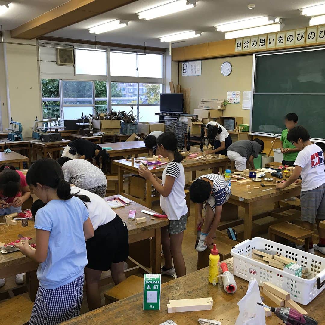 大功建設さんのインスタグラム写真 - (大功建設Instagram)「・ ・ 【工作クラブ】 ・ 子供達の通う小学校での工作クラブ！ ・ ペン立てと写真立てを繋げた列車のおもちゃを作りました(^^) ・ #工作クラブ#木工工作#小学校#今日は先生」9月22日 16時57分 - taikou_kensetsu