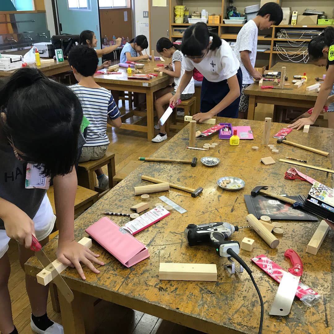 大功建設のインスタグラム：「・ ・ 【工作クラブ】 ・ 子供達の通う小学校での工作クラブ！ ・ ペン立てと写真立てを繋げた列車のおもちゃを作りました(^^) ・ #工作クラブ#木工工作#小学校#今日は先生」
