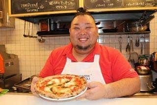 キッチンスターター のインスタグラム：「. 京都ナポリピッツァ隊 . 七条「Mercato」東郷智宏 . 満面の笑みでいつもお客様をお出迎え致します。 . 本場ナポリと同じく炭窯を積んだピッツァ専用のキッチンカーを購入したい。 . 皆様のご支援をお待ちしております。 . #クラウドレストラン #クラウドファンディング  #京都ナポリピッツァ隊 #京都  #烏丸御池 #solono #東山 #dayuki #七条 #Mercato #イタリア #イタリアン #ピザ  #ナポリ #本場 #炭窯 #キッチンカー #専用」