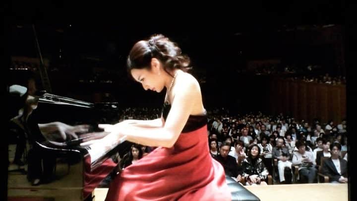 森本麻衣のインスタグラム：「My stage, final part of Beethoven Piano Concert no3🎹✨☺️ 先日のコンサートの映像が届いたよ😍 ベートーヴェン: ピアノ協奏曲3番の最後のところ🙏 . 本番独特の興奮をしてます😌 . これから少しずつアップしていこう💕 . . . . #maimorimoto#piano#pianist#pianista#stage#concert#beethoven#no3#classic#instapiano#🎹#tokyo #森本麻衣#ピアノ#ピアニスト#ベートーヴェン#ピアノ協奏曲#第3番#興奮 #東京芸術劇場」
