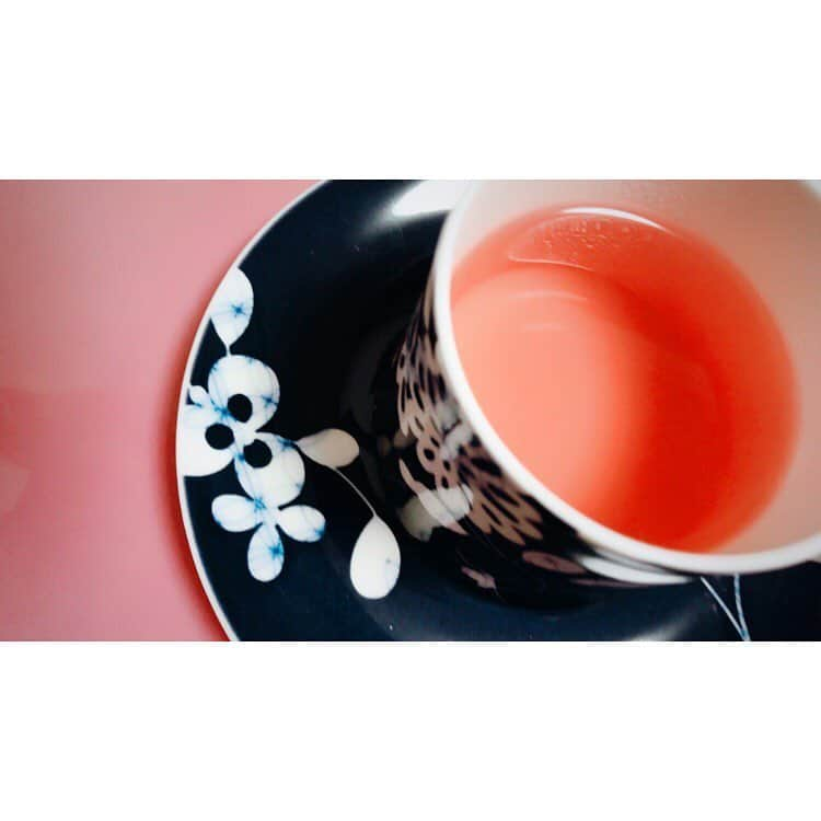 佐野ひなこさんのインスタグラム写真 - (佐野ひなこInstagram)「ピンクの紅茶(^^)💕 実はわたしは紅茶マニアなのですが。 これは台湾のお土産にいただいたものなんですがローズヒップフルーツティーでバラの香りのほか、ほのかに桃の香りもして癒されます❤︎ノンカフェインだし自然の甘みで大満足です☺︎ ほっこり。  あー☺︎台湾行きたいなあ❤︎」9月22日 21時53分 - hinako_sano