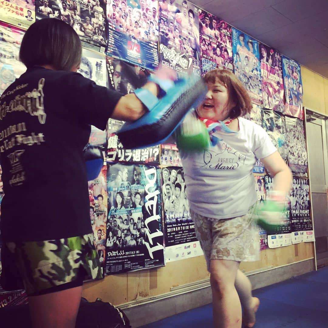 柏崎桃子さんのインスタグラム写真 - (柏崎桃子Instagram)「キックボクシングしてきましたー！ パシパシパシパシ！！ #キックボクシング #キックボクシング女子  #サンドバッグ  #ムエタイ  #グローブ臭い  #筋トレ」9月22日 21時56分 - momoko_kashiwazaki