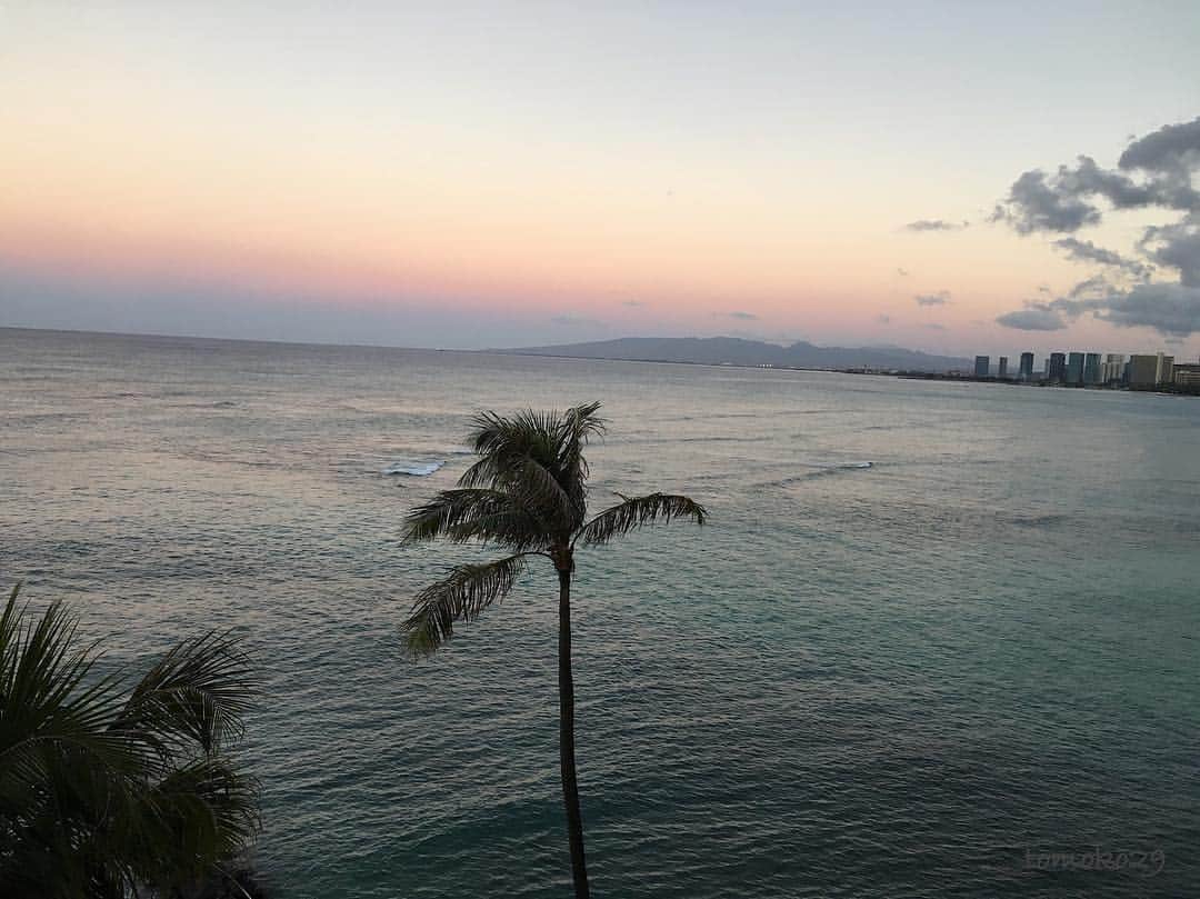 TOMOのインスタグラム：「▽ good morning☀️🙌 #ハワイの朝空 #加工なし このグラデーション今朝も見れた😆✨ . .  #hawaii #部屋からの景色」