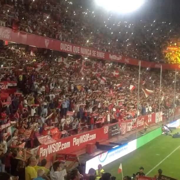 リオネル・キャロルのインスタグラム：「Tomemos fuerza con nuestros queridos aficionados antes del gran partido de mañana Taking great energy from the fans before the big game of tomorrow 💪🏾 @sevillafc @atleticodemadrid」