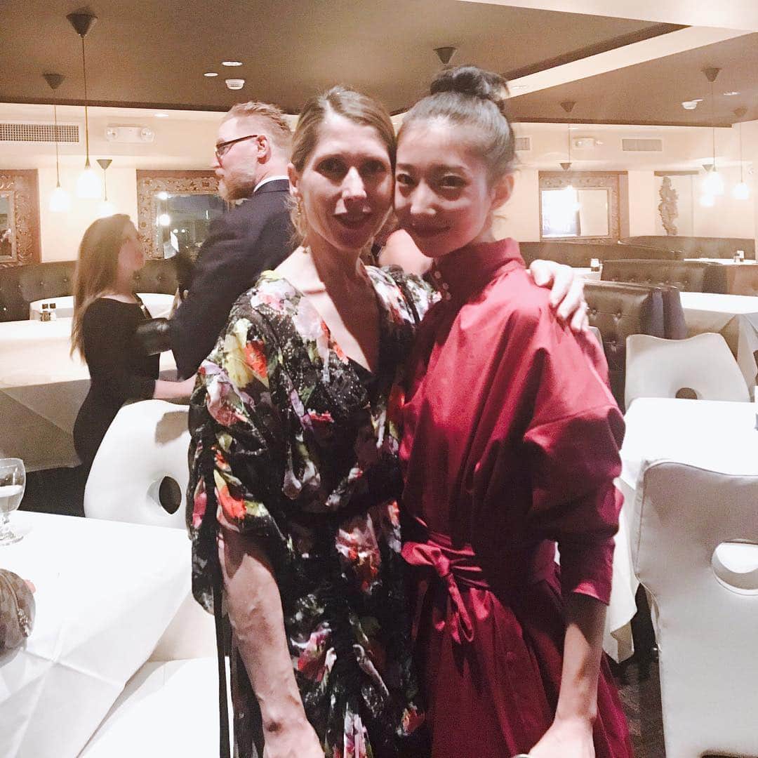 のインスタグラム：「Even just watching her was inspiring and I've learnt a lot.  #LeanneBenjamin  Glad that I got to talk to her and Karl tonight after the show.  Their words gave me the confidence and I needed that.  Thank you Leanne, Karl and thank you @houstonballet for making me feel happy to be back here.  元ロイヤルバレエ プリンシパルの Leanneさんがマイヤーリングをコーチングしに来てくださいました。 彼女を見ているだけで勉強になりました。 彼女に頂いた言葉は私の自信へと繋がります。 感謝です😢✨ #Mayerling #HoustonBallet」