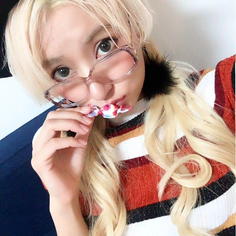 中川友里さんのインスタグラム写真 - (中川友里Instagram)「ちなみにこれがムラシャンする前🙆❤️ @scaenaxcolore のなかむせんせ @kagechiwo のハイブリーチ2回したあとに @schwarzkopfjapan の #ファイバープレックス して  @hideki0622 さんとこでエクステつけて @calatasshampoo のPr でシャンプー🙆✨✨ ブリーチの詳細は @kagechiwo で🙆㊗️ これからウルフカット直しにまた @scaenaxcolore にカットにいきます🙆💕サロン大好きやな😂😂❤️ 朝から東京都の撮影やってお腹いっぱい餃子食べて幸せ🐷🐷🐷❤️ ・ #ootd #outfit #fashion #lastnight #autumn #みんなにロングのほうがいいって言われるしアゲイン #個人的にはカラー派なんだけどなー #カラタスシャンプー  #最近はジカルボン酸調べるのがマイブーム #あとラマスなんとか #髪のメカニズム興味深い #人生やり直すなら化学者  #昨日の雨で髪じとじと #安定のスタメンリング」9月23日 15時23分 - darayunya