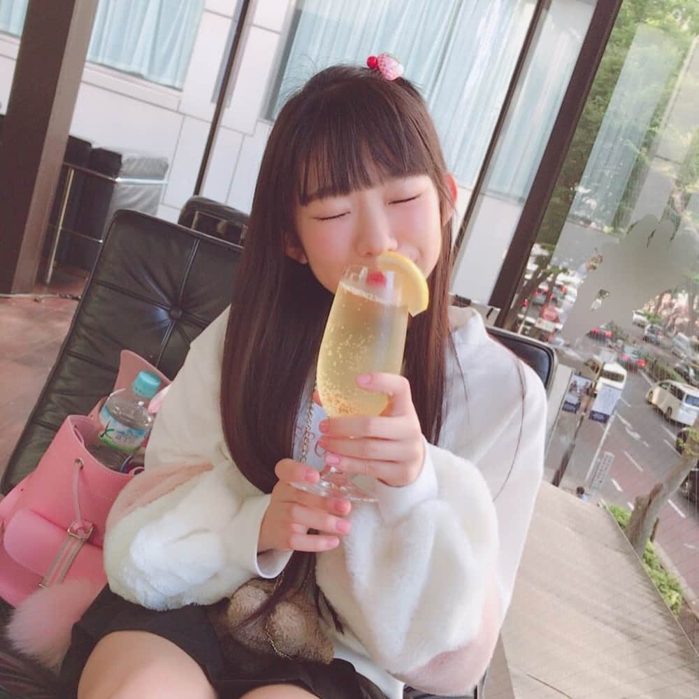 長澤茉里奈さんのインスタグラム写真 - (長澤茉里奈Instagram)「昼ビール最高かな、、、 #marichuu #nagasawamarina #休日 #いつもお昼からビール飲んでる人見て羨ましいって思ってた #いえーい #レモンビール らしい #嬉しい」9月23日 15時58分 - marinanagasawa1008