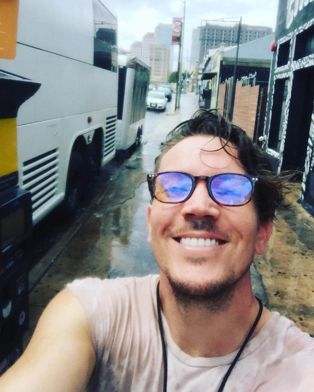 カイン・オキーフのインスタグラム：「Cheesy-ass grin cause I'm in Austin, TX and it's raining 😁 🌧」