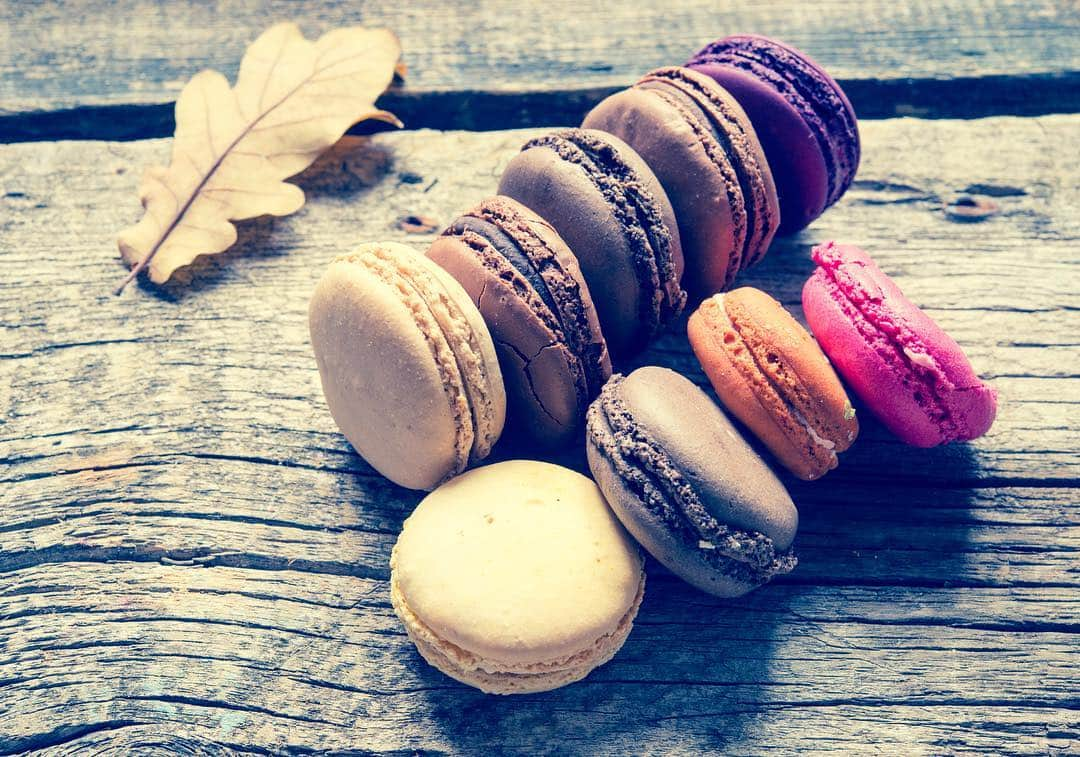 アディアキブラのインスタグラム：「Gorgeous macaroons to celebrate the first day of Fall. #treat #Fall #macaroons #fashionbuyer #instafashion #fashionista #clothingbuyer #clothesforsale #currentlywearing #shopping #clothes #buyerslife #womensclothing #jewelry #accessoriesaddict #obsessed #jewelrydesigner #highfashion #fashion #style #fashionshow #model #look」