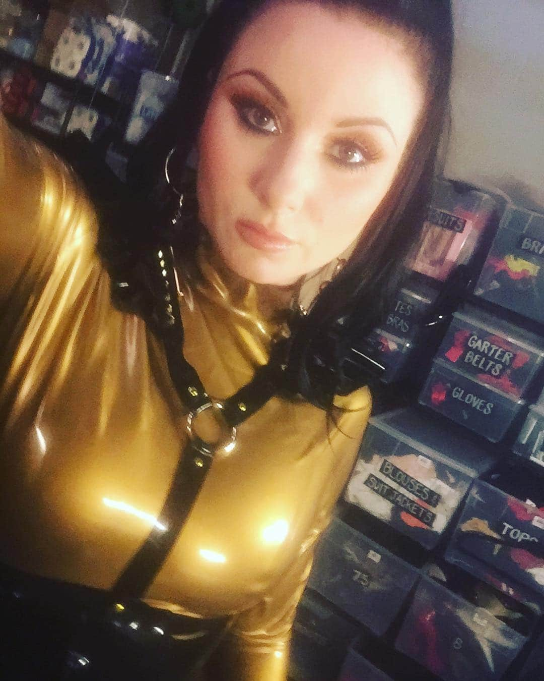 ヴァルカ・ジェームスのインスタグラム：「Latex vixen on Divine Bitches!」