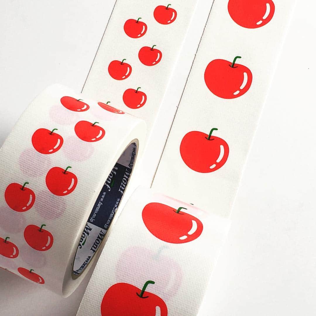 森井ユカさんのインスタグラム写真 - (森井ユカInstagram)「青森の友人がホームセンターで買ってくれたリンゴガムテープ！ おそらくリンゴ農家さんが出荷するときに使うものです。かわええ！ #apple #りんご #ガムテープ #tape」9月23日 14時11分 - yukamorii
