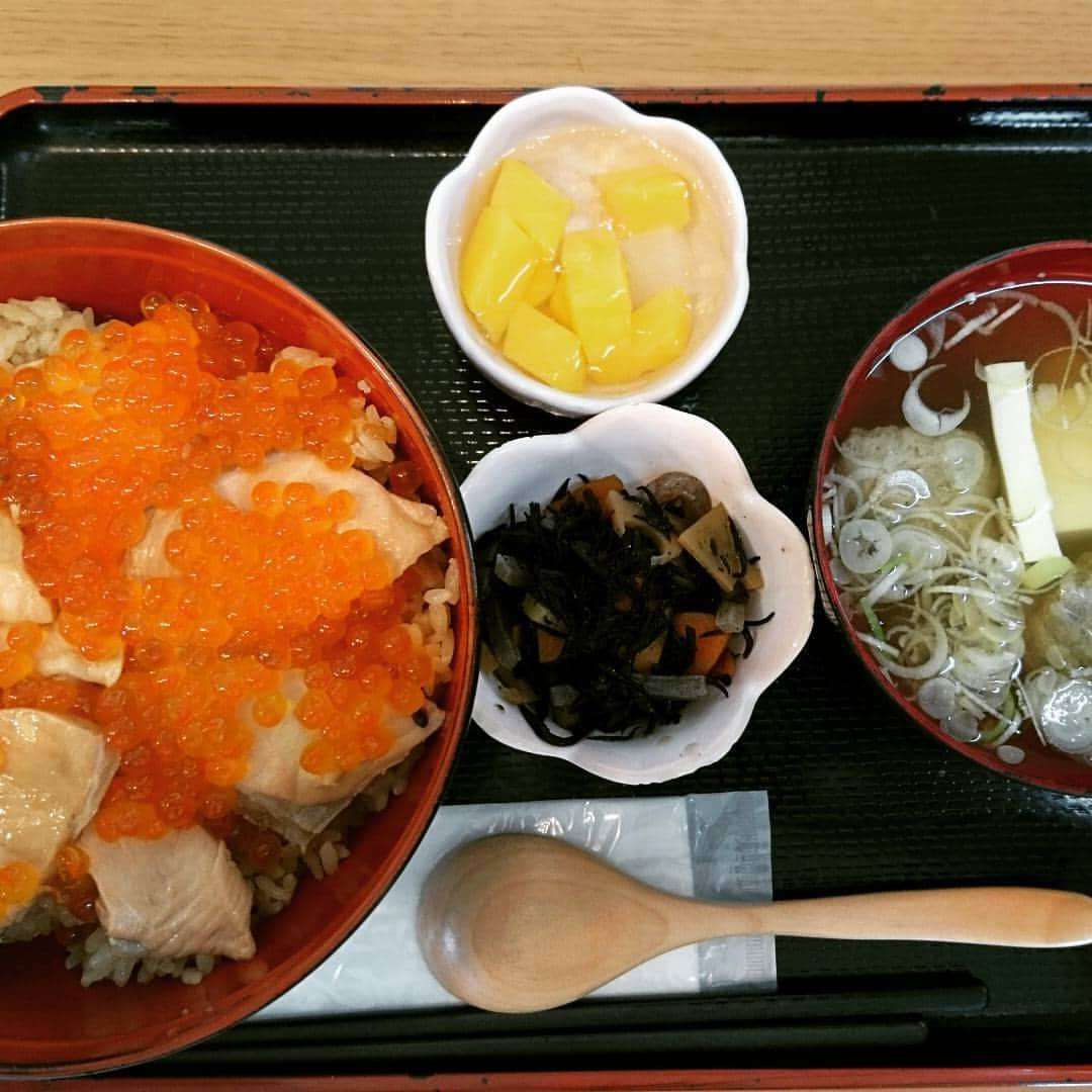 ムーディ勝山さんのインスタグラム写真 - (ムーディ勝山Instagram)「宮城県亘理郡亘理町「松本鮮魚店 どんぶり亭まつもと」はらこめし。 #TBCラジオ  #それいけミミゾー  #ムーディのマジ昼飯  #宮城名物 #9月から12月が旬」9月23日 14時09分 - katsuyama0611