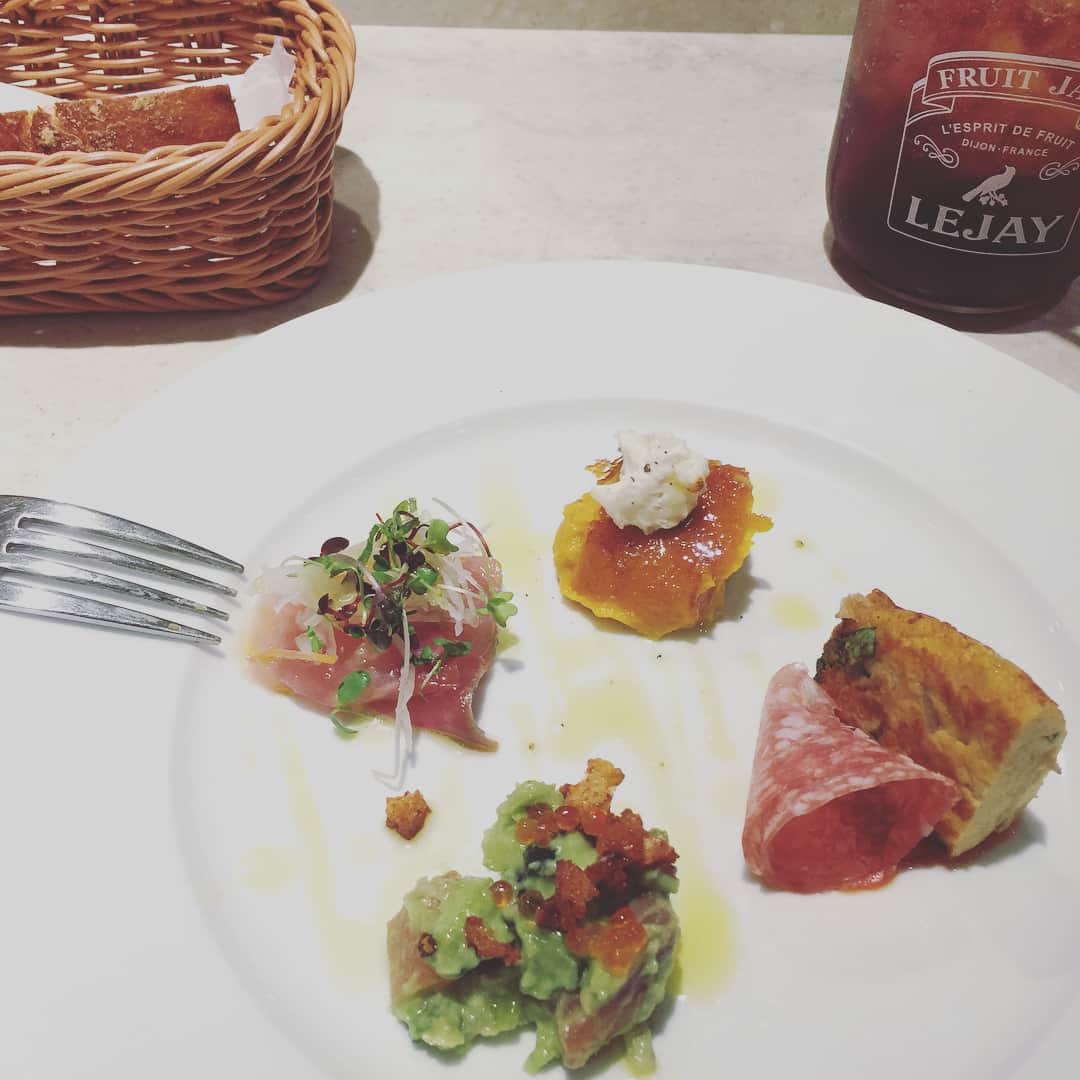 國島直希のインスタグラム：「お昼。  オシャレなイタリアン  めちゃめちゃ美味しい。  実家の味のテイストが和だったからあんまりイタリアン食べなかったから、イタリアンあまり分からないけど、とにかく美味しい  これから出てくるパスタ待ちです。  そして、三枚目、脱クルクル  クルクルが恋しくならないように、寝癖のまま爆発したまま美容院行きました。  見納めだぜ？みんな。  ってね  今はトキントキンに真っ直ぐです。  写真は後にツイッターにて。  #DAL-MATTO #前菜 #お酒じゃないよ #ジュースだよ #パスタ来た #さらばクルクル #縮毛矯正」