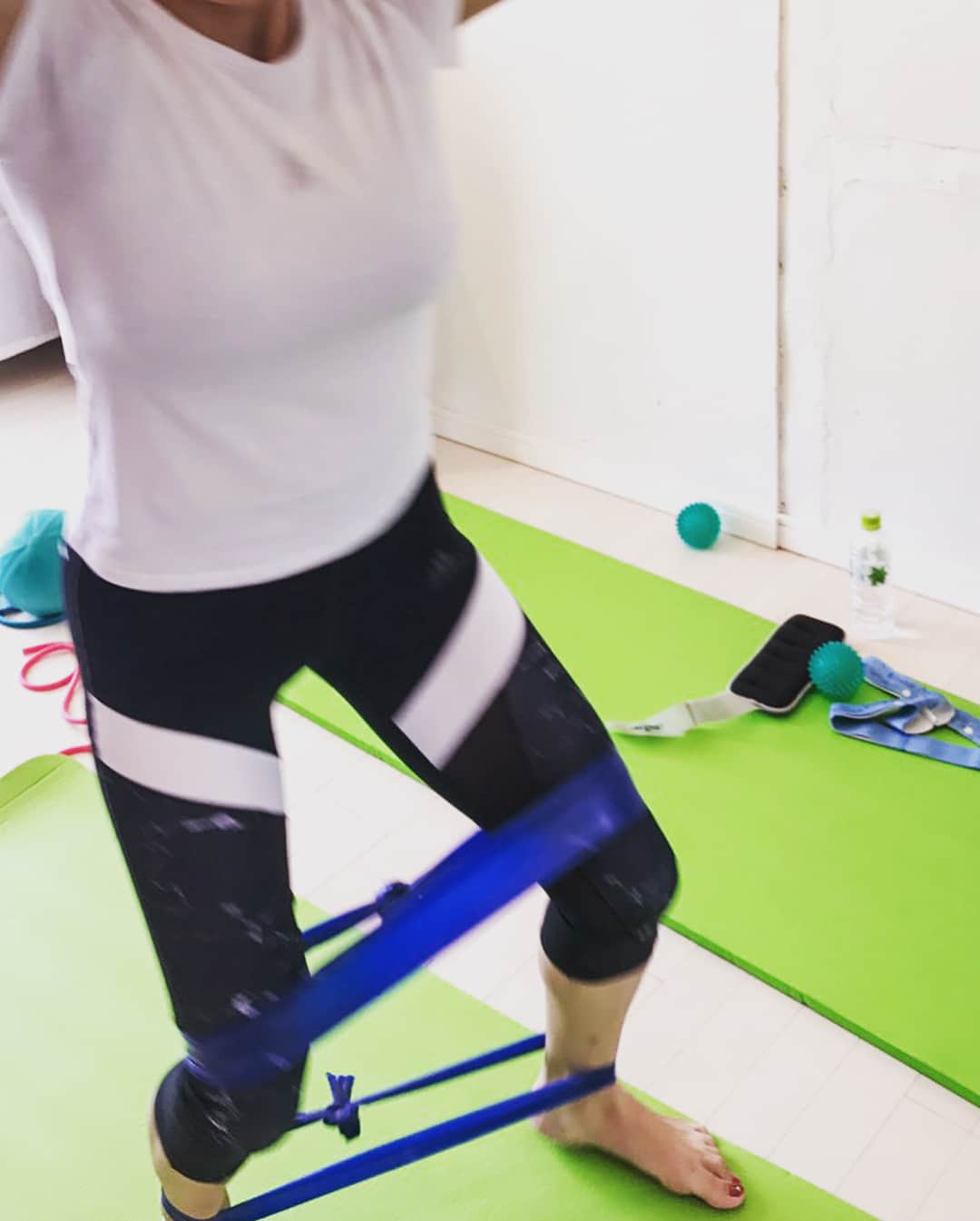 加護亜依さんのインスタグラム写真 - (加護亜依Instagram)「トレーニングを始めて4ヶ月！！ @yumicorebody のトレーニングはほとんどストレッチです。 筋トレは10分ほどしかしません。 ただ筋トレをしてるだけでは、その時しか筋肉は付かない。大事なのは普段でも、いかに筋肉が使えるようになるかが大事と教えてくれます✨ それはどうするか？も、しっかり教えてくれるので先生のおかげでトレーニングしなくても私生活の中でどんどん体幹が使えるようになってます👍 そして筋肉ムキムキには絶対にならないです！ 2枚目)私の好きな横歩き🦀これがキツイけど、ヒップが、まあるく🍑なるので欠かせません！私の息子をおんぶしながら先生は「ジェニファーロペスになれるよ！」って真顔で言ってた😶 それは言い過ぎですよねw長い？w #ユミコア #コアトレーニング #体幹トレーニング #美ボディー #trening #美尻」9月23日 17時37分 - ai.1988kg