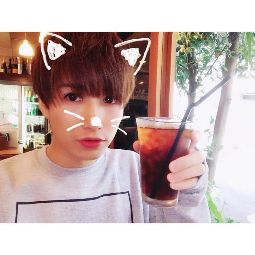 井深克彦さんのインスタグラム写真 - (井深克彦Instagram)「. 撮影の合間に 日差しが入るCafe💋 * #cafe #snow #かちネコ」9月23日 17時25分 - ibuka_katsuhiko