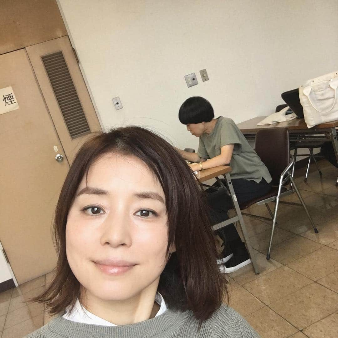 石田ゆり子さんのインスタグラム写真 - (石田ゆり子Instagram)「人間 ひさびさの 登場。 民衆の敵、撮影快調😊👀👏🏻😝 #民衆の敵」9月23日 17時40分 - yuriyuri1003